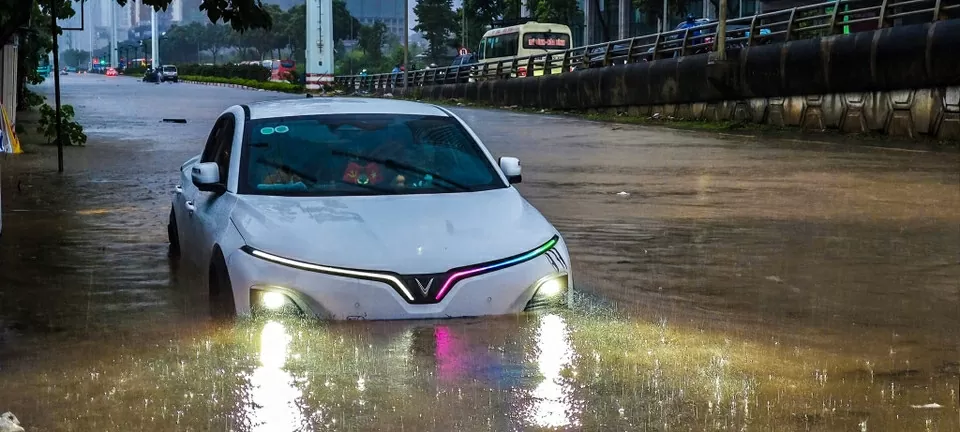 Mưa lớn từ đêm, người Hà Nội di chuyển khó khăn trên các tuyến phố ngập sâu giờ cao điểm Mưa lớn từ đêm, người Hà Nội di chuyển khó khăn trên các tuyến phố ngập sâu giờ cao điểm