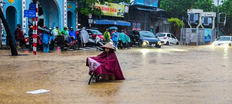 Mưa lớn từ đêm, người Hà Nội di chuyển khó khăn trên các tuyến phố ngập sâu giờ cao điểm