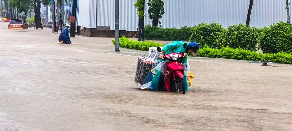 Mưa lớn từ đêm, người Hà Nội di chuyển khó khăn trên các tuyến phố ngập sâu giờ cao điểm