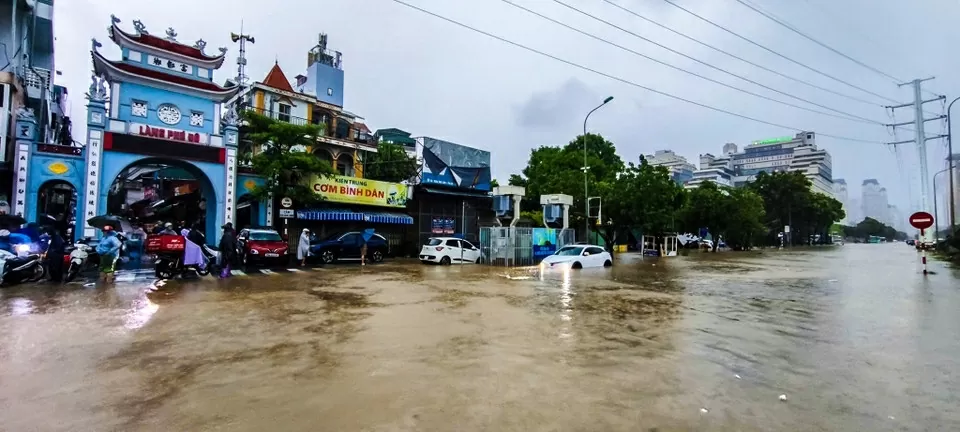 Mưa lớn từ đêm, người Hà Nội di chuyển khó khăn trên các tuyến phố ngập sâu giờ cao điểm