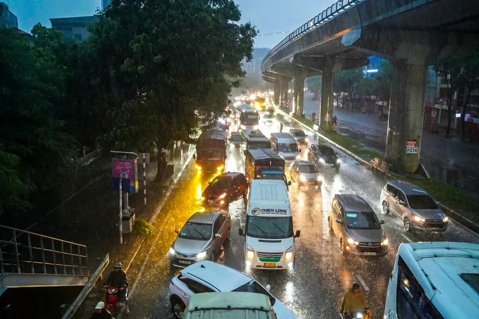 Mưa lớn từ đêm, người Hà Nội di chuyển khó khăn trên các tuyến phố ngập sâu giờ cao điểm