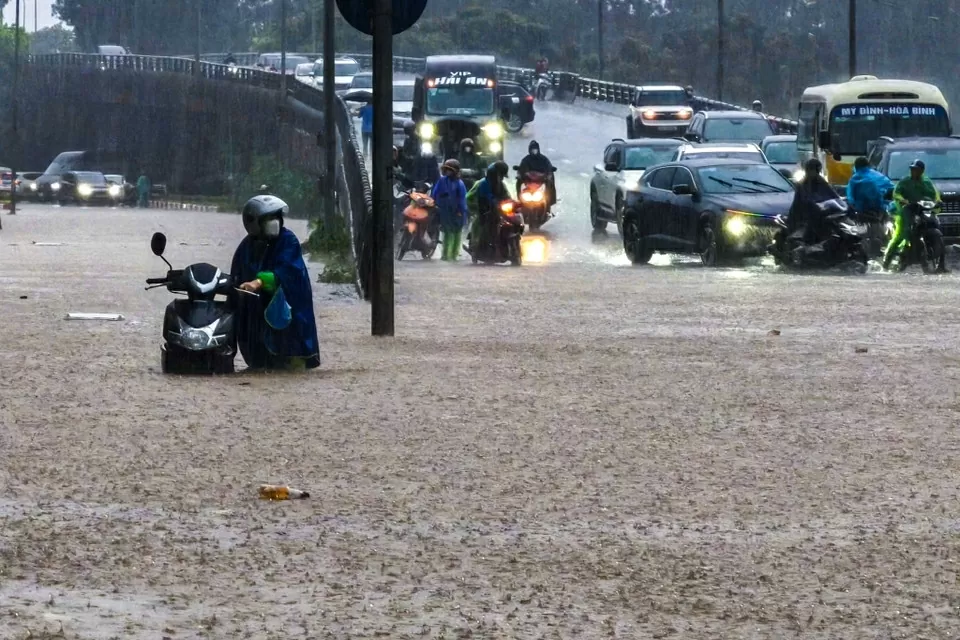 Hoàn lưu cơn bão số 11 (Matmo) gây mưa lớn từ nửa đêm đến sáng 7/10 làm hàng chục điểm trung tâm Hà Nội ngập sâu. Đài Khí tượng thủy văn Bắc Bộ dự báo mưa rất to kèm giông sẽ kéo dài. 