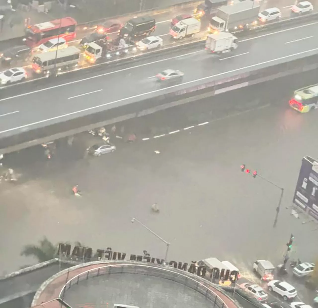 Tại Bến xe Mỹ Đình, người dân ghi nhận từ 6h sáng, các phương tiện ô tô gặp khó khăn thậm chí không thể di chuyển. (Ảnh: Kim Dung) Tại Bến xe Mỹ Đình, người dân ghi nhận từ 6h sáng, các phương tiện ô tô gặp khó khăn thậm chí không thể di chuyển. (Ảnh: Kim Dung)