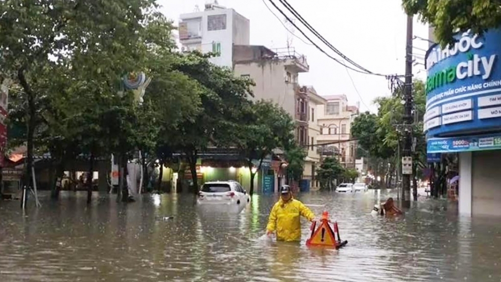 Hà Nội mưa như trút, phố xá ngập trong biển nước