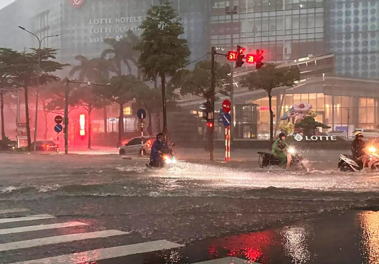 Tại khu vực Lotte Liễu Giai, từ sáng sớm nước đã ngập quá đầu gối. (Ảnh: Trọng Hải)