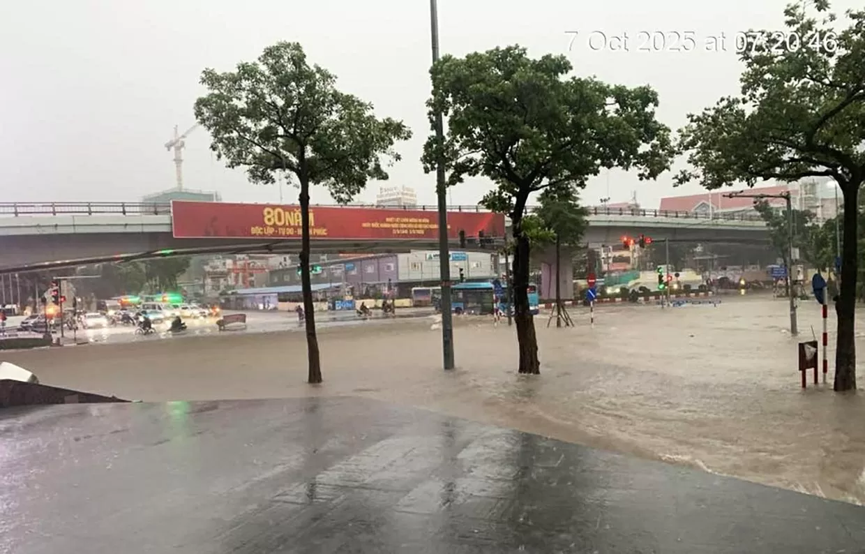 Tại khu vực Lotte Liễu Giai, từ sáng sớm nước đã ngập quá đầu gối. (Ảnh: Trọng Hải)