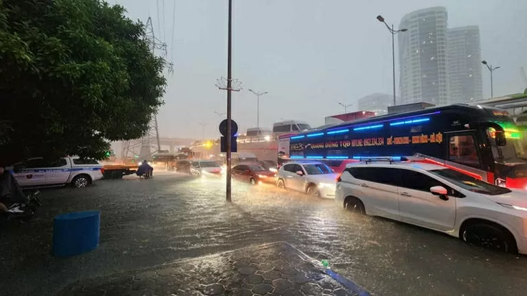 Trên tuyến đường Phạm Hùng, tình trạng ngập úng khiến nhiều ô tô không thể di chuyển, một số người dân đi xe máy đã phải dắt bộ. (Ảnh: Trọng Hải)