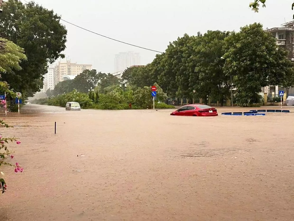 Trên phố Tân Mỹ (Nam Từ Liêm), theo ghi nhận từ người dân, nước ngập khoảng 1m khiến nhiều ô tô chết máy và hư hỏng nặng. (Ảnh Hà Mây)