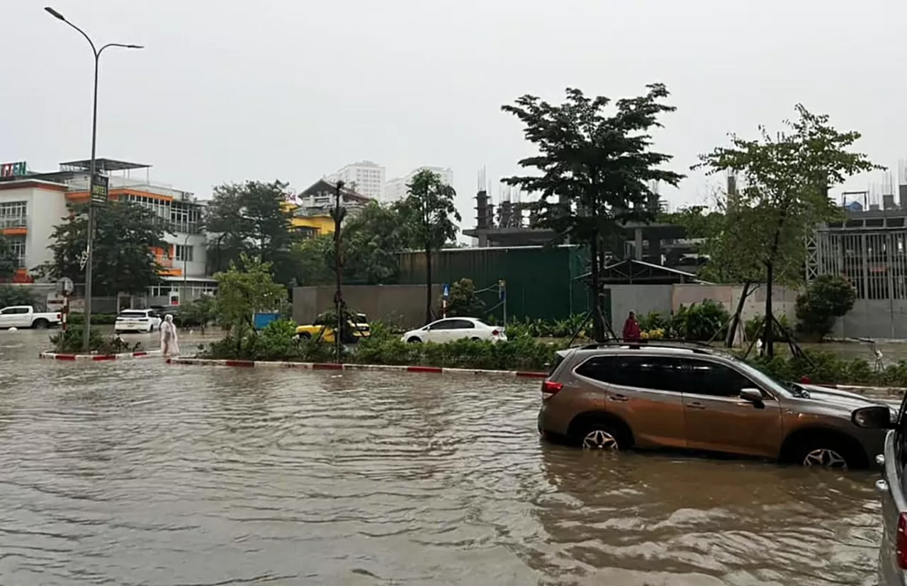 Rất nhiều tuyến phố ở Hà Nội khác như Đỗ Đức Dục, Khuất Duy Tiến ngập trong nước ở thời điểm sáng nay 7/10, Công an TP Hà Nội đề nghị người dân chủ động lựa chọn tuyến đường di chuyển phù hợp, đảm bảo an toàn khi tham gia giao thông trong điều kiện mưa gió, đường ngập úng. Đồng thời chấp hành sự điều tiết, phân luồng, hướng dẫn giao thông của lực lượng chức năng. 