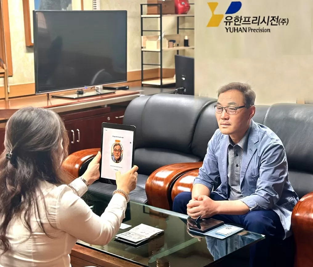 Cán bộ VCB thực hiện Sinh trắc học cho Khách hàng Công ty TNHH Yuhan JS Vina tại Hàn Quốc.