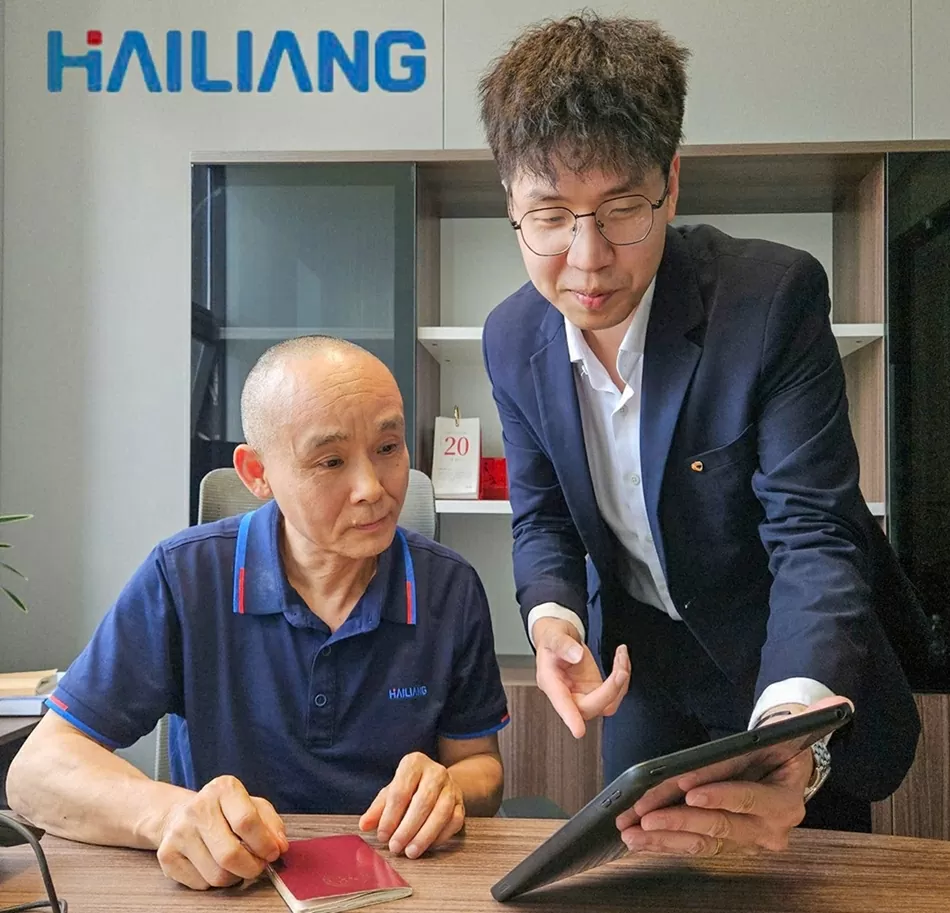 Cán bộ VCB thực hiện Sinh trắc học cho Khách hàng Công ty TNHH Gia Công Đồng Hải Lượng tại Trung Quốc.