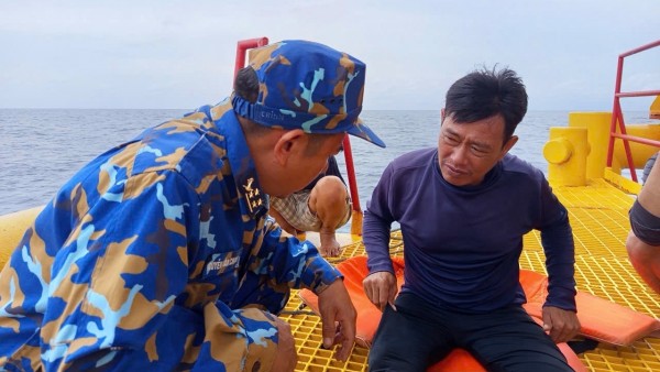 Quân y Nhà giàn DK1/9 cứu trợ ngư dân gặp nạn trên biển