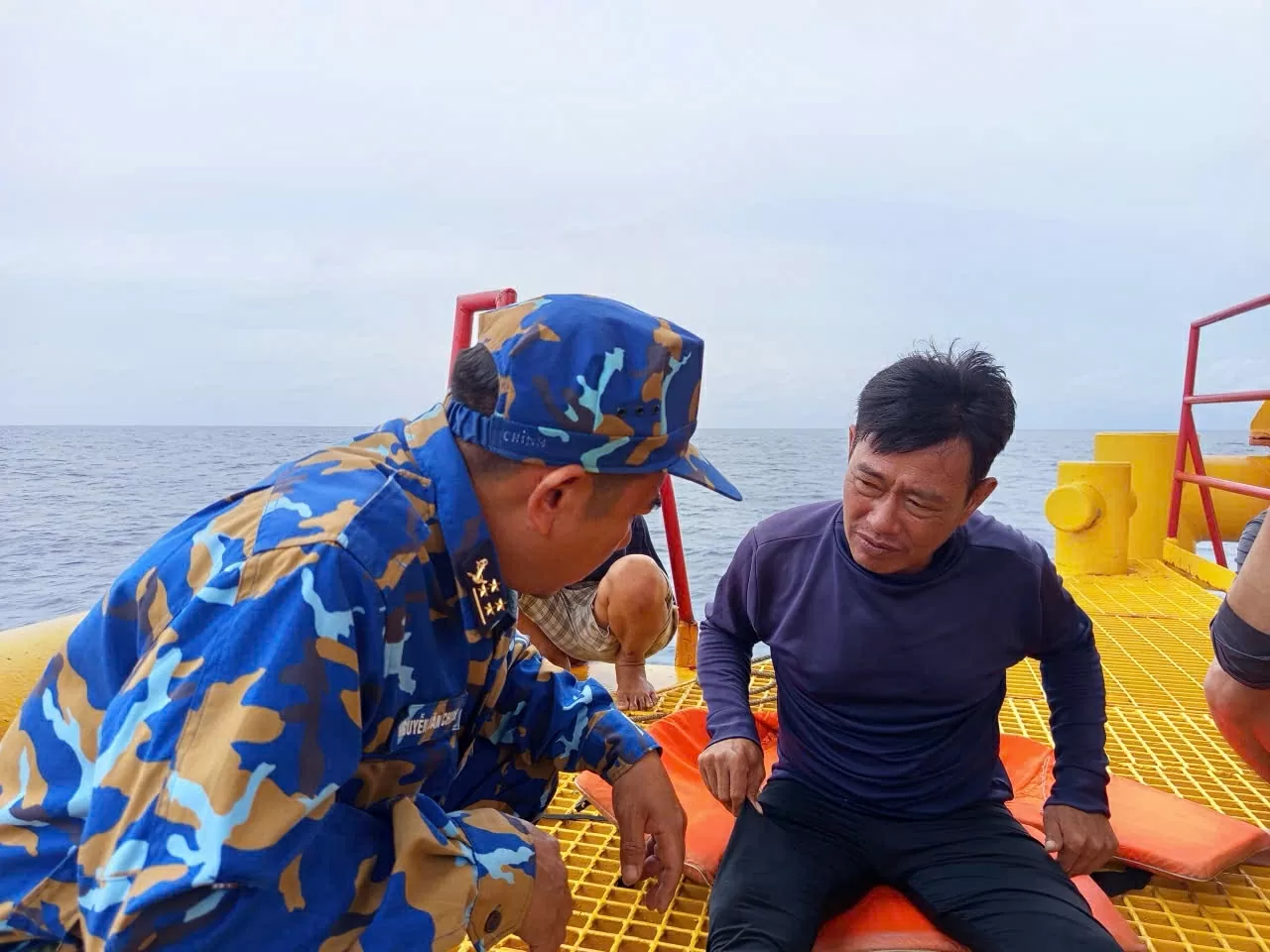 Quân y nhà giàn DK1/9 nắm tình hình ngư dân gặp nạn. (Ảnh Quân chủng Hải quân cung cấp) Quân y nhà giàn DK1/9 nắm tình hình ngư dân gặp nạn. (Ảnh Quân chủng Hải quân cung cấp)