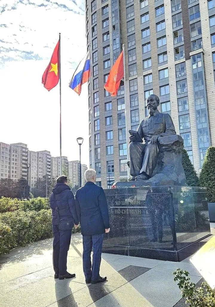 NXB Giáo dục Việt Nam trao tặng sách cho học sinh Saint Petersburg (Liên bang Nga)