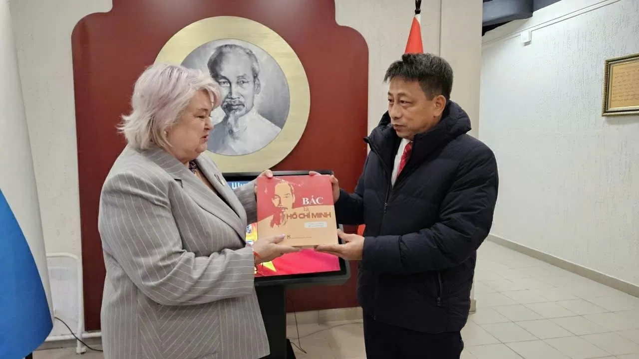 NXB Giáo dục Việt Nam trao tặng sách cho học sinh Saint Petersburg (Liên bang Nga)