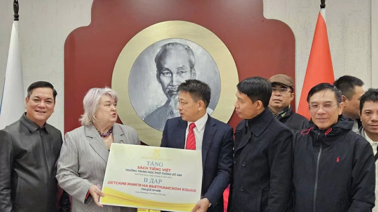 NXB Giáo dục Việt Nam trao tặng sách cho học sinh Saint Petersburg (Liên bang Nga)