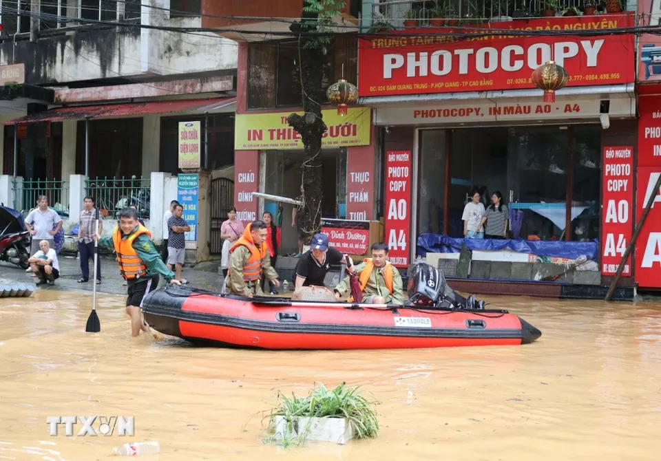 Lực lượng chức năng tỉnh Cao Bằng hỗ trợ người dân di chuyển tài sản trong bão lũ. 