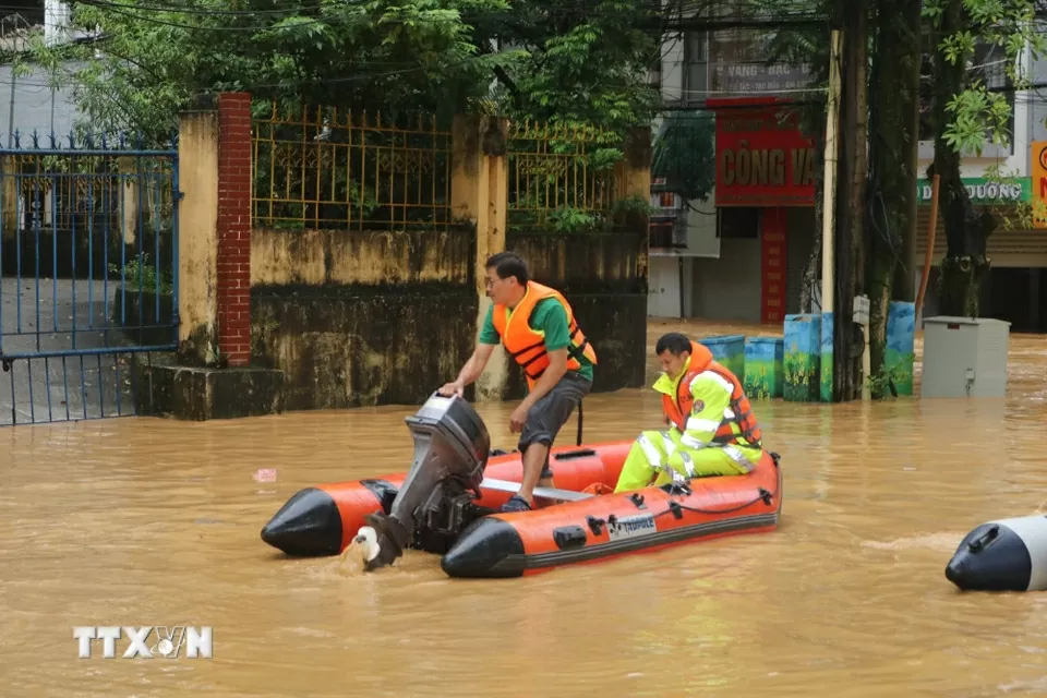 Tuần tra nắm bắt tình hình ngập lụt. 