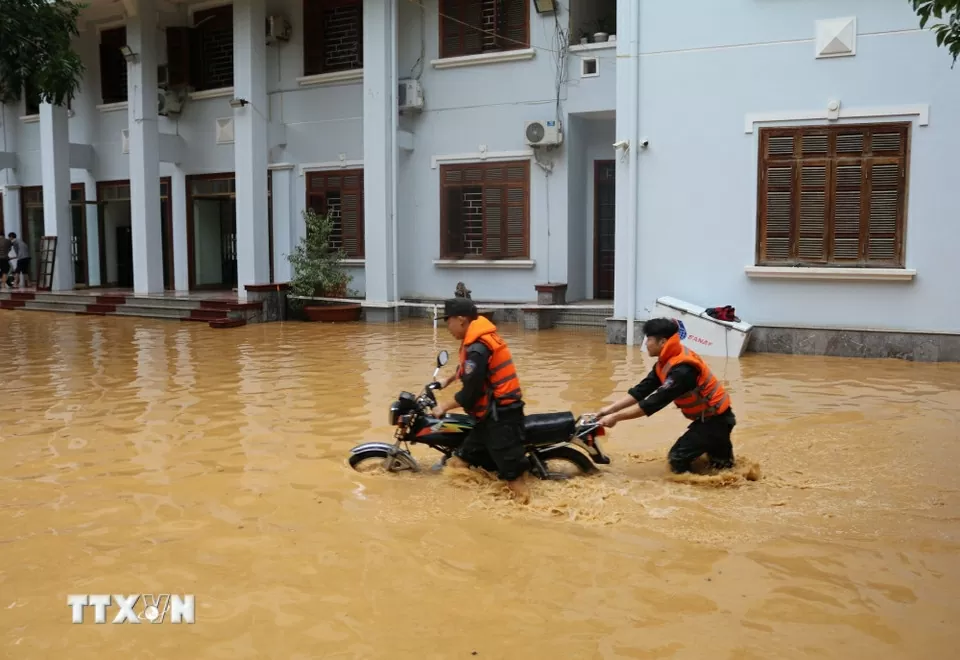 Lực lượng chức năng tỉnh Cao Bằng hỗ trợ người dân trong bão lũ Mưa lớn diện rộng kéo dài, lực lượng chức năng tỉnh Cao Bằng hỗ trợ người dân trong bão lũ