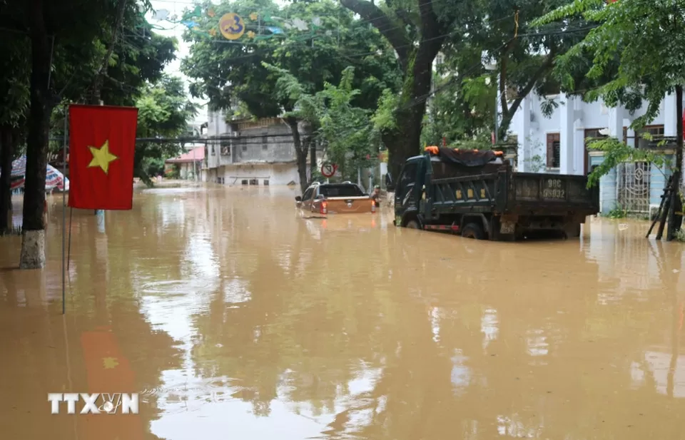 Nhiều tuyến phố thuộc phường Thục Phán (Cao Bằng) ngập sâu trong nước. 