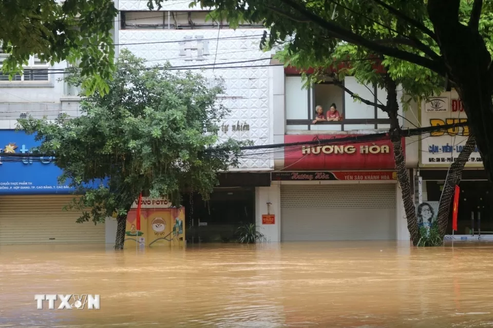 Nhiều tuyến phố thuộc phường Thục Phán (Cao Bằng) ngập sâu trong nước. Nhiều tuyến phố thuộc phường Thục Phán (Cao Bằng) ngập sâu trong nước.