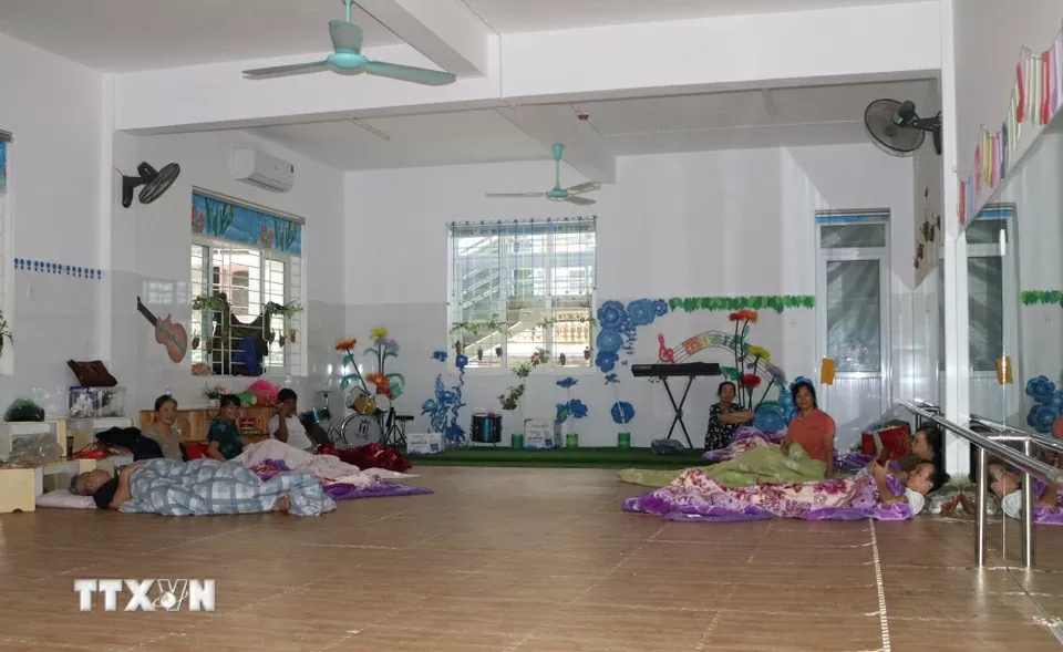 Người dân vùng ngập lụt được sơ tán đến nơi an toàn.