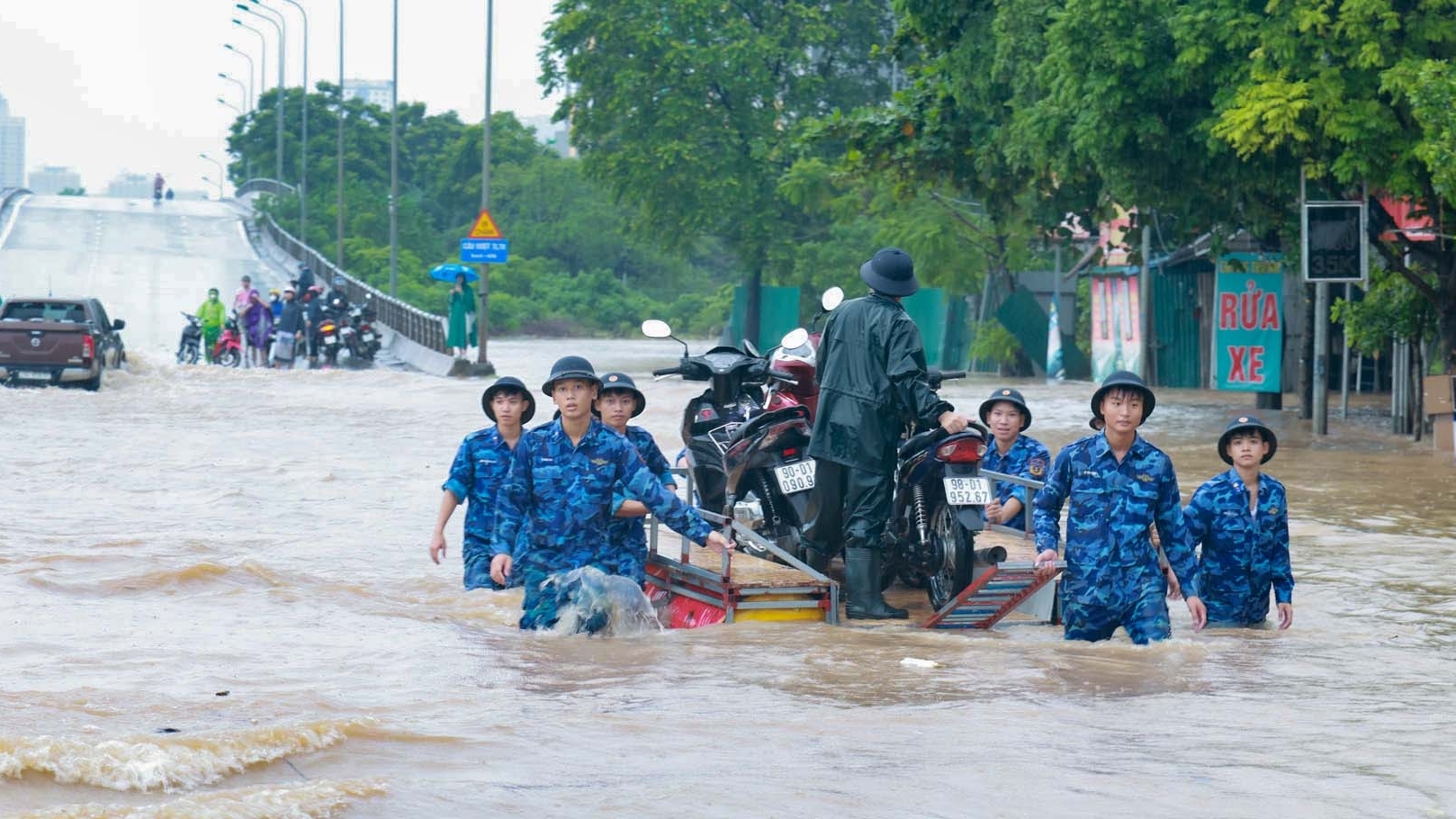 Lực lượng Cảnh sát biển hỗ trợ người dân Hà Nội di chuyển qua vùng ngập sâu