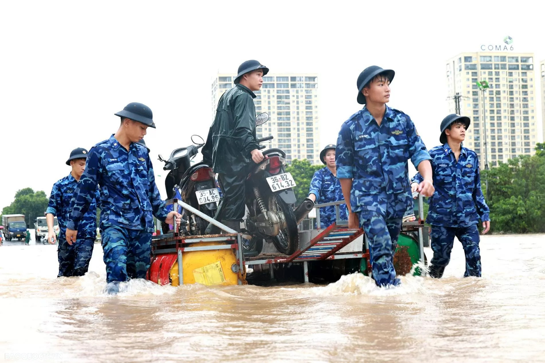 Lực lượng cảnh sát biển hỗ trợ người dân di chuyển qua vùng ngập sâu khu vực cầu Ngà Lực lượng cảnh sát biển hỗ trợ người dân di chuyển qua vùng ngập sâu khu vực cầu Ngà