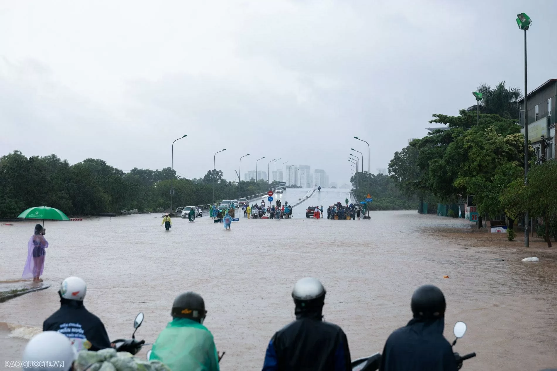 Lực lượng cảnh sát biển hỗ trợ người dân di chuyển qua vùng ngập sâu khu vực cầu Ngà Lực lượng cảnh sát biển hỗ trợ người dân di chuyển qua vùng ngập sâu khu vực cầu Ngà