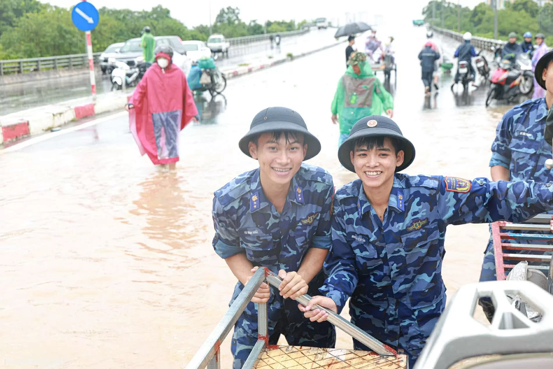 Lực lượng cảnh sát biển hỗ trợ người dân di chuyển qua vùng ngập sâu khu vực cầu Ngà