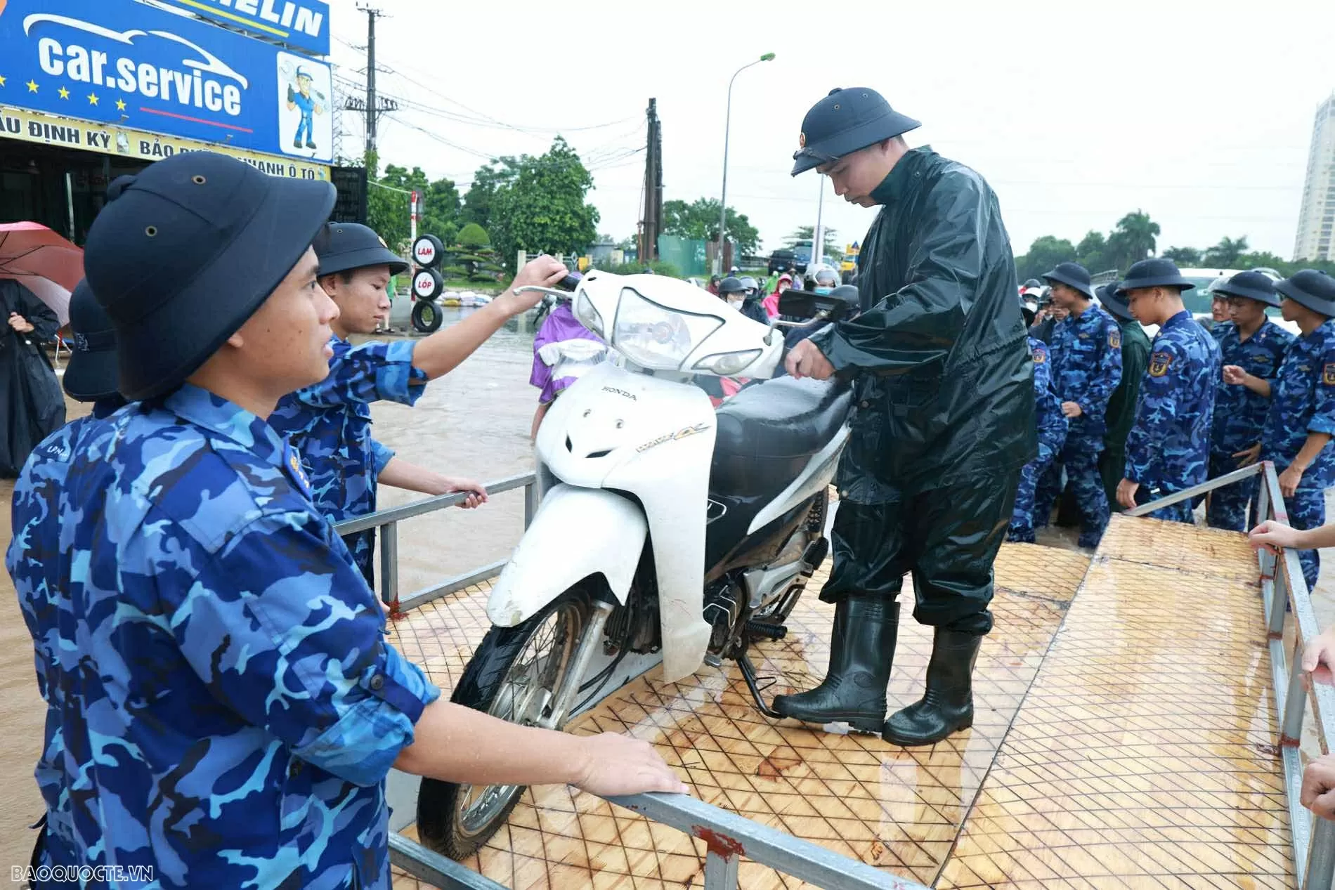 Lực lượng cảnh sát biển hỗ trợ người dân di chuyển qua vùng ngập sâu khu vực cầu Ngà