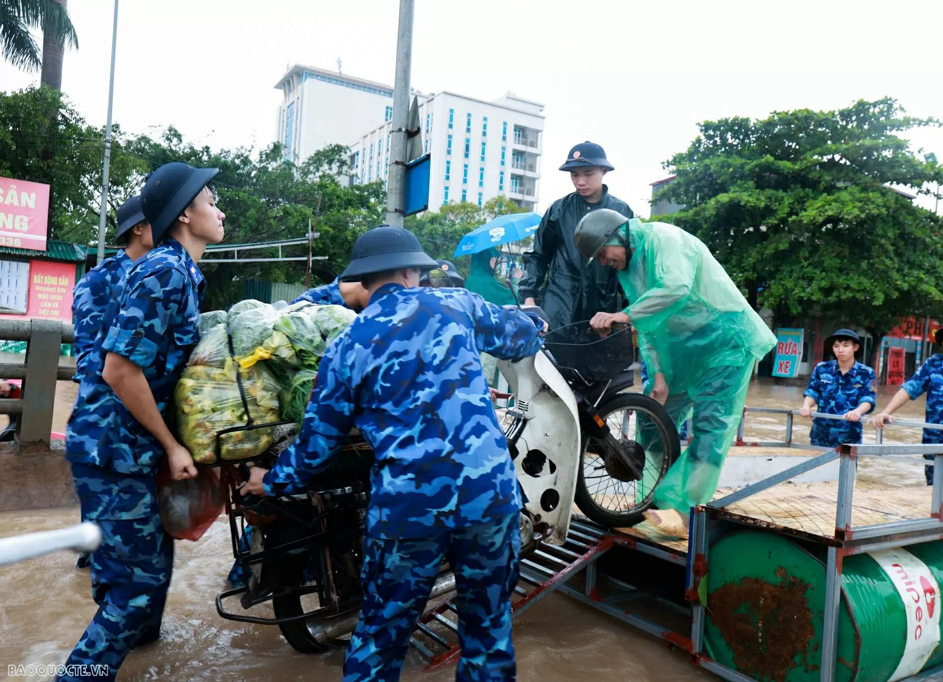 Lực lượng cảnh sát biển hỗ trợ người dân di chuyển qua vùng ngập sâu khu vực cầu Ngà