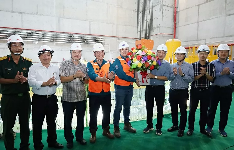 Hoàn thành lắp đặt rotor - Cột mốc then chốt của dự án Thủy điện Hòa Bình mở rộng