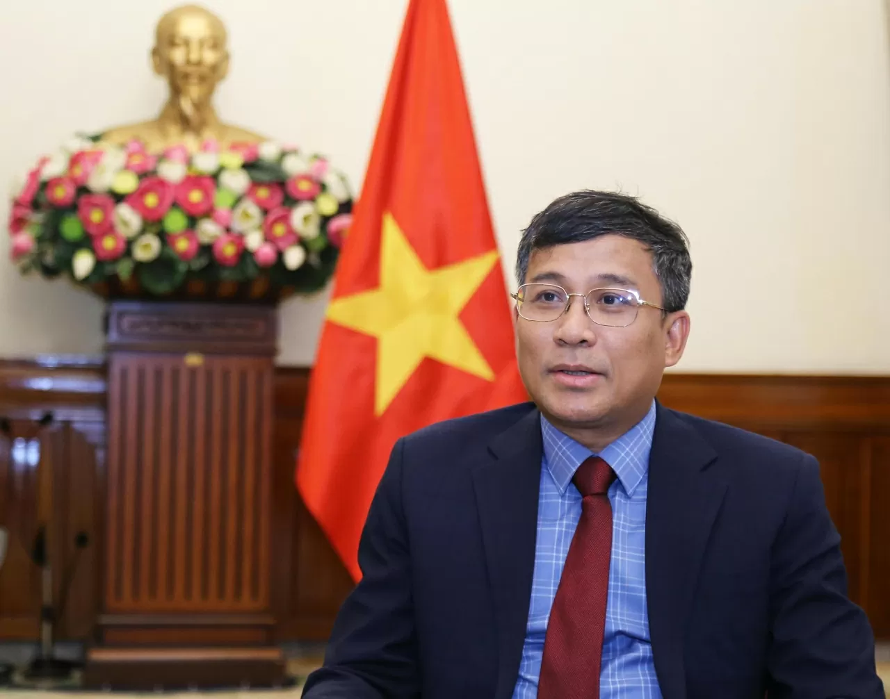 Thứ trưởng Thường trực Bộ Ngoại giao Nguyễn Minh Vũ trả lời phỏng vấn báo chí. (Ảnh: Thành Long)