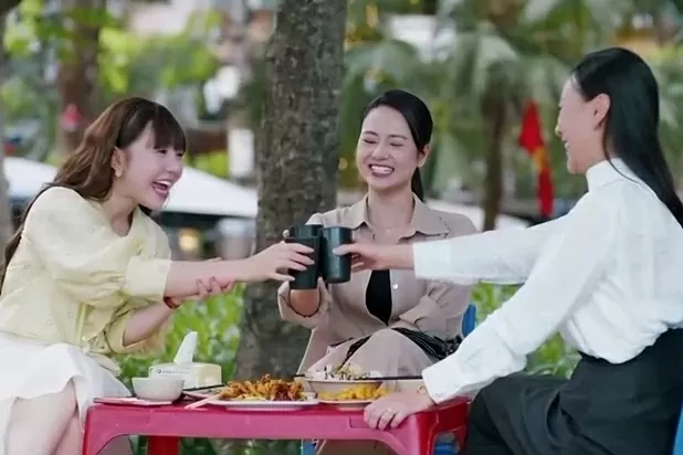 Diễn viên Việt Hoa thời trang sơ mi dáng rộng, quần jean năng động trong phim 'Gió ngang khoảng trời xanh'