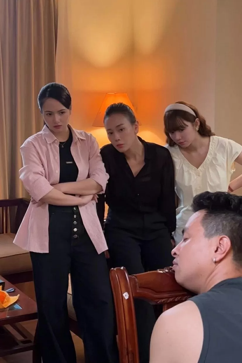 Diễn viên Việt Hoa thời trang sơ mi dáng rộng, quần jean năng động trong phim 'Gió ngang khoảng trời xanh'