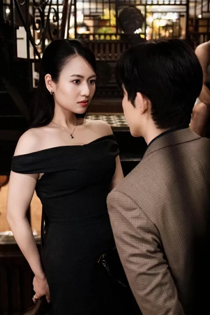 Diễn viên Việt Hoa thời trang sơ mi dáng rộng, quần jean năng động trong phim 'Gió ngang khoảng trời xanh'