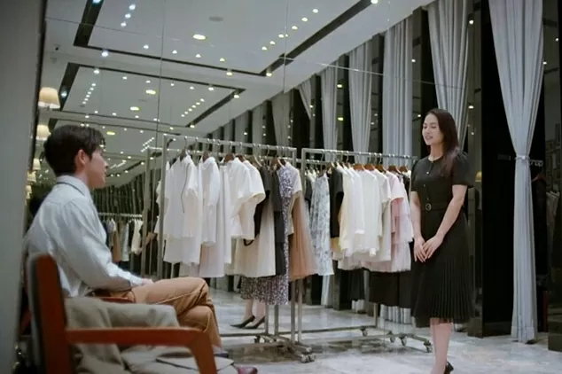 Diễn viên Việt Hoa thời trang sơ mi dáng rộng, quần jean năng động trong phim 'Gió ngang khoảng trời xanh'