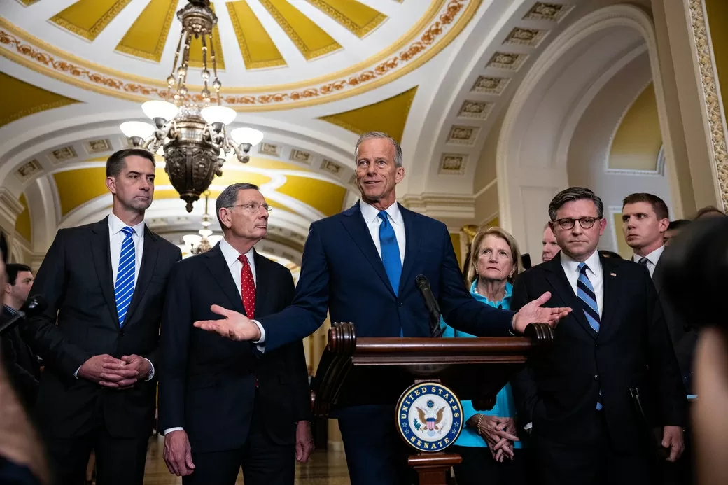Thượng viện Mỹ phê chuẩn đề cử khối nhân sự khổng lồ của Tổng thống Trump, vẫn phớt lờ dự luật chấm dứt tình trạng đóng cửa chính phủ Thượng viện Mỹ phê chuẩn đề cử khối nhân sự khổng lồ của Tổng thống Trump, vẫn phớt lờ dự luật chấm dứt tình trạng đóng cửa chính phủ