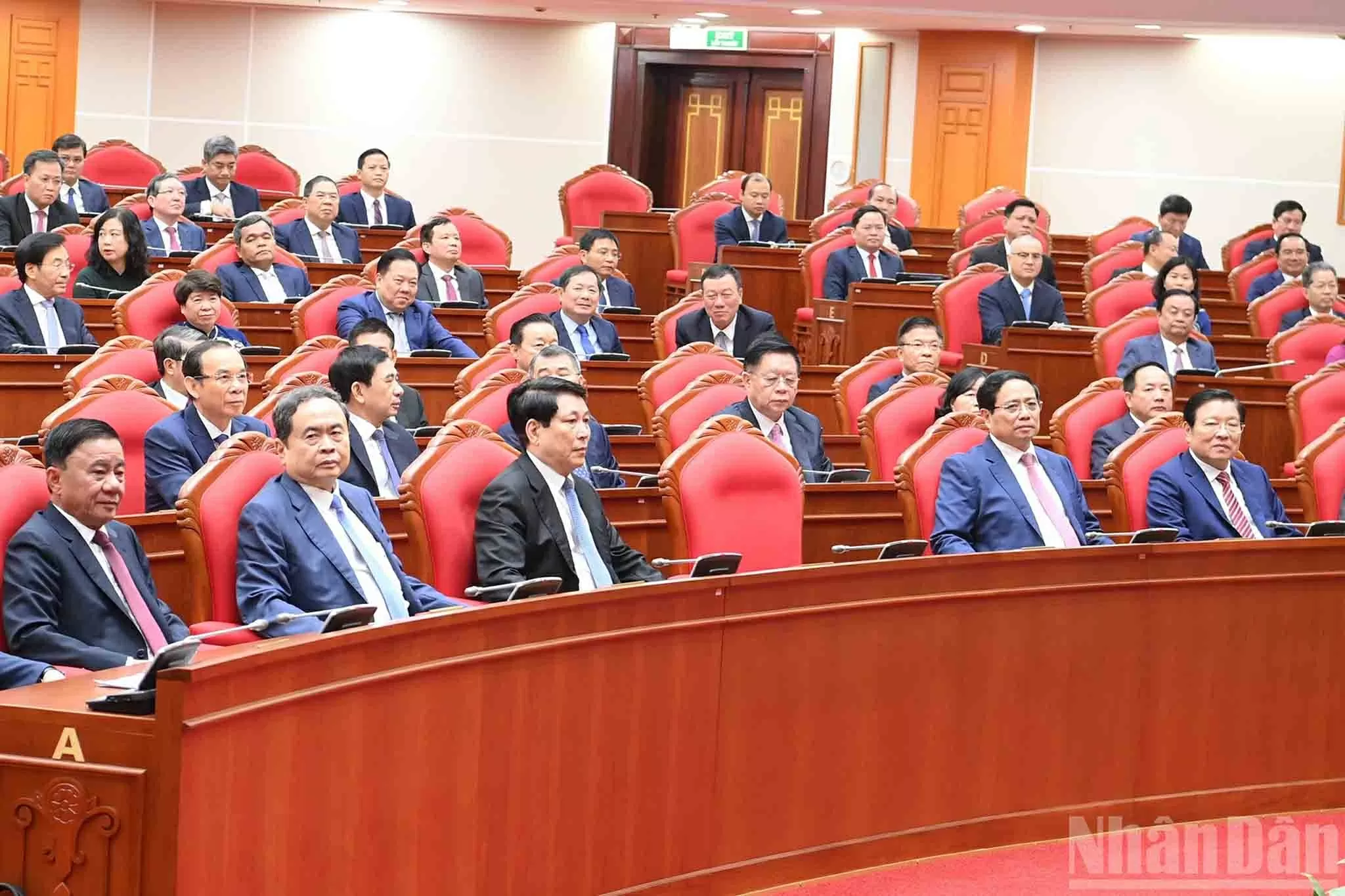 Các đồng chí lãnh đạo Đảng, Nhà nước và các đại biểu tham dự phiên bế mạc Hội nghị. (Nguồn: Báo Nhân dân) Các đồng chí lãnh đạo Đảng, Nhà nước và các đại biểu tham dự phiên bế mạc Hội nghị. (Nguồn: Báo Nhân dân)