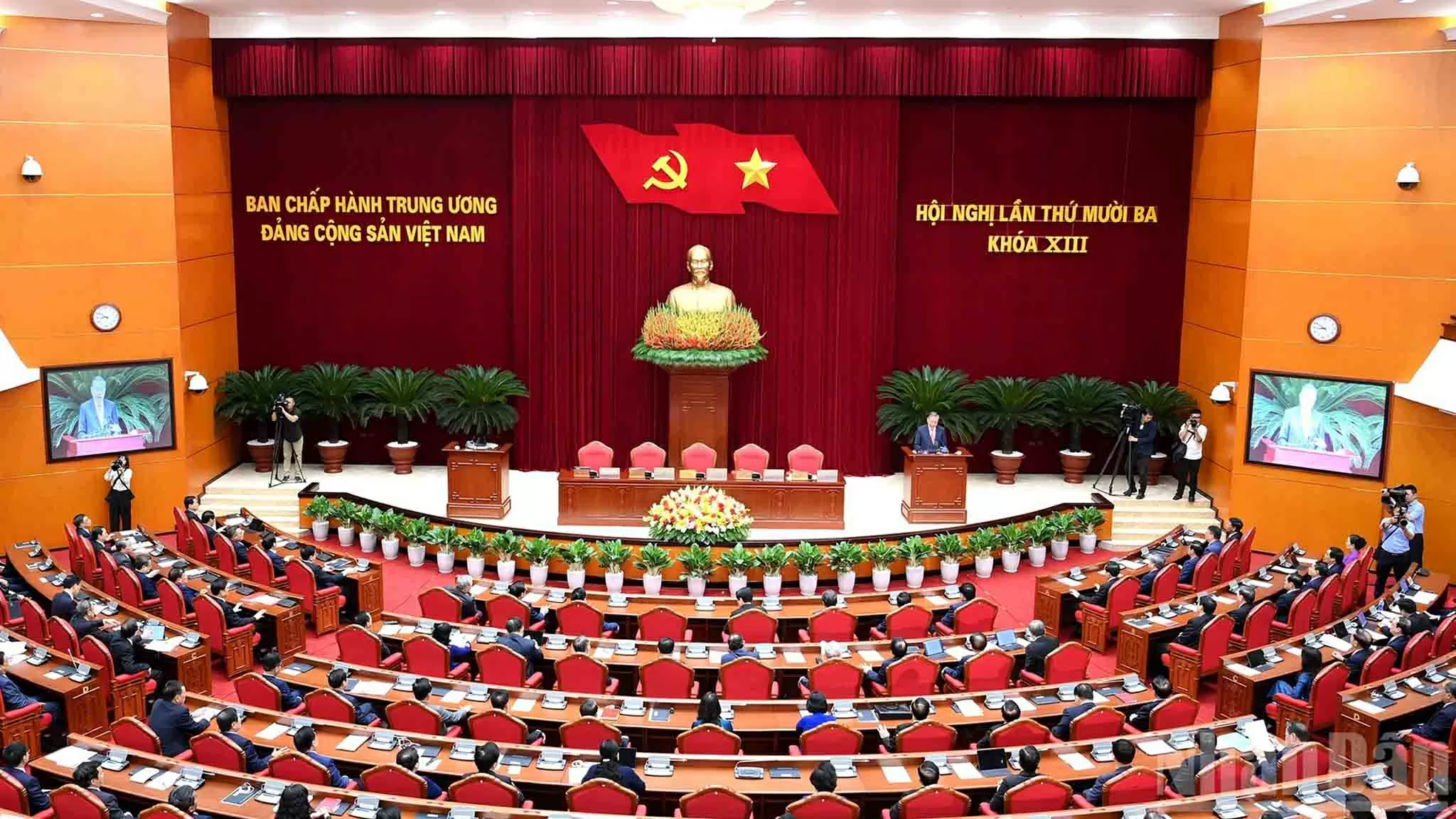 Phiên bế mạc Hội nghị lần thứ 13 Ban Chấp hành Trung ương Đảng Cộng sản Việt Nam khóa XIII. (Nguồn: Báo Nhân dân) Phiên bế mạc Hội nghị lần thứ 13 Ban Chấp hành Trung ương Đảng Cộng sản Việt Nam khóa XIII. (Nguồn: Báo Nhân dân)