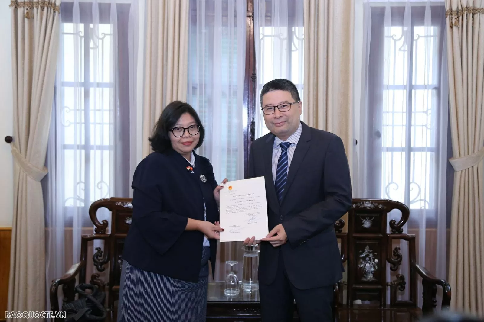 Trao Giấy chấp nhận lãnh sự cho Tổng lãnh sự Indonesia tại TP. Hồ Chí Minh Trao Giấy chấp nhận lãnh sự cho Tổng lãnh sự Indonesia tại TP. Hồ Chí Minh