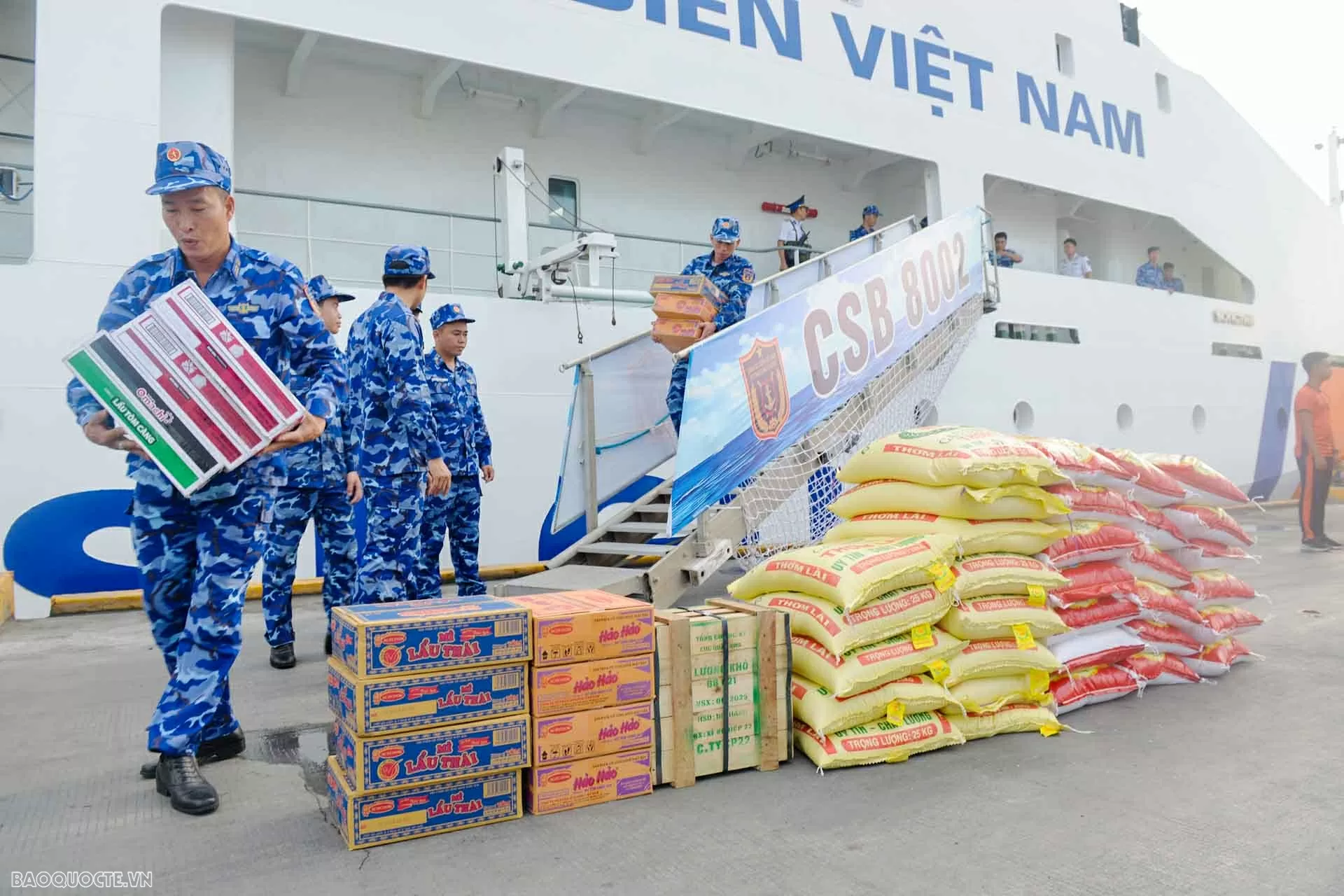Cảnh sát biển Việt Nam hỗ trợ khắc phục hậu quả động đất tại Philippines