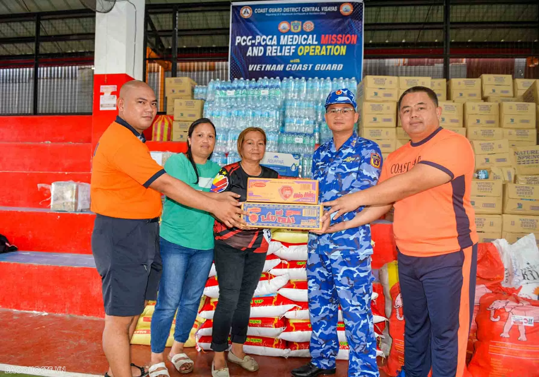 Cảnh sát biển Việt Nam hỗ trợ khắc phục hậu quả động đất tại Philippines