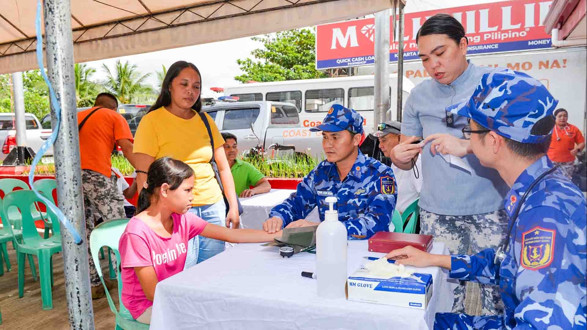 Cảnh sát biển Việt Nam hỗ trợ khắc phục hậu quả động đất tại Philippines