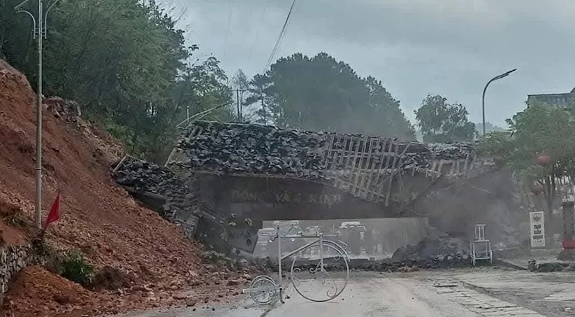 Cổng chào cao nguyên đá Đồng Văn sụp đổ do mưa lớn kéo dài, đất xung quanh thấm nước, sạt trượt Cổng chào cao nguyên đá Đồng Văn sụp đổ do mưa lớn kéo dài, đất xung quanh thấm nước, sạt trượt