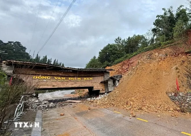 Cổng chào cao nguyên đá Đồng Văn sụp đổ do mưa lớn kéo dài, đất xung quanh thấm nước, sạt trượt