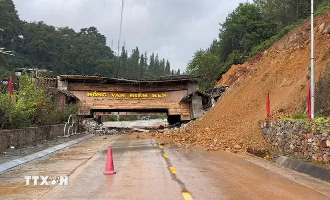 Cổng chào cao nguyên đá Đồng Văn sụp đổ do mưa lớn kéo dài, đất xung quanh thấm nước, sạt trượt