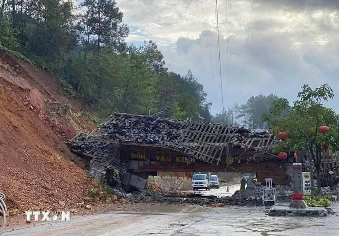 Cổng chào cao nguyên đá Đồng Văn sụp đổ do mưa lớn kéo dài, đất xung quanh thấm nước, sạt trượt