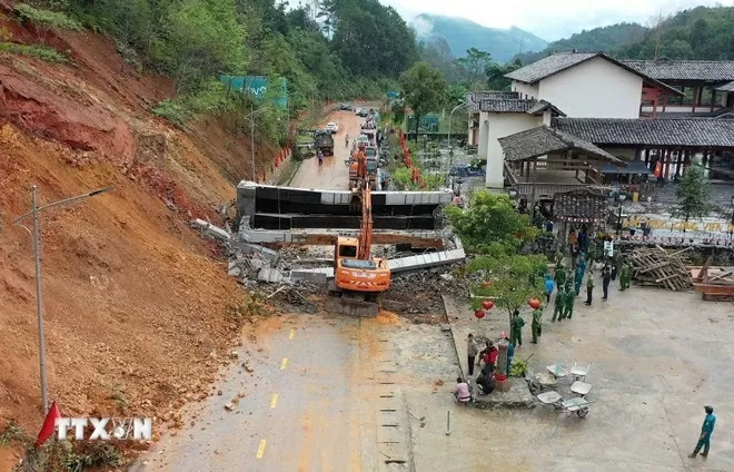 Cổng chào cao nguyên đá Đồng Văn sụp đổ do mưa lớn kéo dài, đất xung quanh thấm nước, sạt trượt